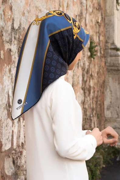 %100 Twill İpek Monogram Ve Barok Desenli Lacivert - İndigo  Renkli 90x90 Eşarp Dikim Şekli : El Dikişi ürün görseli 1