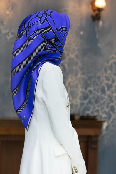 %100 Twill İpek Çizgili Çiçek Desenli Saks - Siyah Renkli 90x90 Eşarp Dikim Şekli : El Dikişi ürün görseli 1