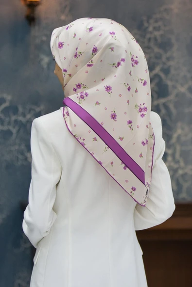 100% Twill İpek Bordürlü Çıtır Çiçek Desenli Mürdüm Renkli 90x90 Dikim Şekli : El Dikişi Eşarp ürün görseli 1