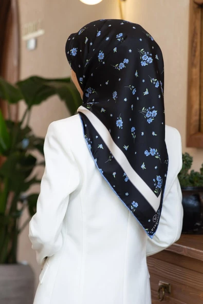 100% Twill İpek Bordürlü Çıtır Çiçek Desenli Siyah - İndigo Renkli 90x90 Dikim Şekli : El Dikişi Eşarp ürün görseli 1