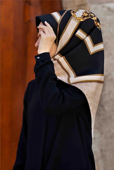 %100 Twill İpek Monogram ve Barok Desenli Krem - Siyah Renkli 90x90 Eşarp Dikim Şekli : El Dikişi ürün görseli 1