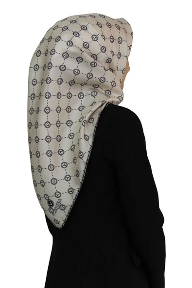 %100 Twill İpek Monogram Desenli Krem - Siyah Renkli 90x90 Eşarp Dikim Şekli : El Dikişi ürün görseli 1