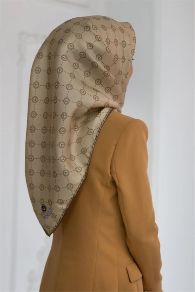 %100 Twill İpek Monogram Desenli Bej Renkli 90x90 Eşarp Dikim Şekli : El Dikişi ürün görseli 1