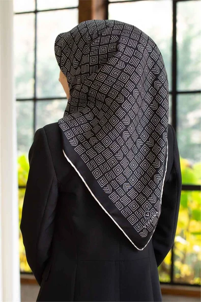 100% Twill İpek Etnik Motif Desenli Siyah - Krem Renkli 90x90 Dikim Şekli : El Dikişi Eşarp ürün görseli 1