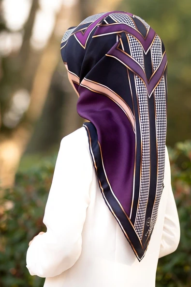 %100 Twill İpek Kareli Kazayaklı Desenli Mürdüm - Lacivert Renkli 90x90 Eşarp Kenar Dikiş Şekli El Dikişli ürün görseli 1