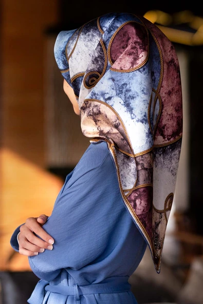 % 57 İPEK % 43 VİSKON Twill İpek Zincirli Mermer Desenli Bebe Mavisi - Pudra Renkli 90x90 Eşarp Dikim Şekli : El Dikişi ürün görseli 1