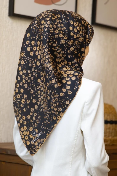 %100 Twill İpek Çıtır Çiçek Desenli Siyah - Gold Renkli 90x90 Eşarp Dikim Şekli : El Dikişi ürün görseli 1