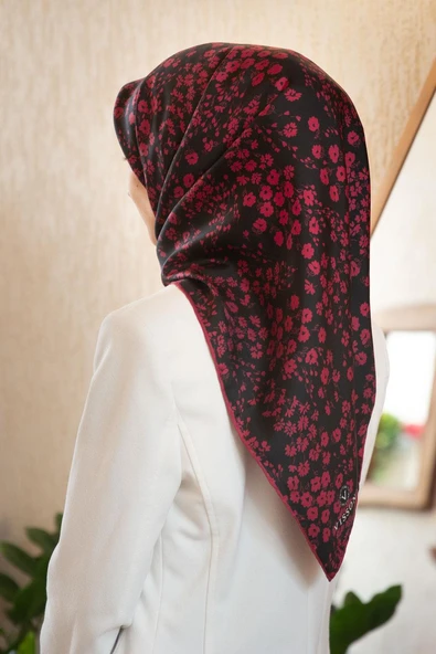 %100 Twill İpek Çıtır Çiçek Desenli Siyah - Bordo Renkli 90x90 Eşarp Dikim Şekli : El Dikişi ürün görseli 1