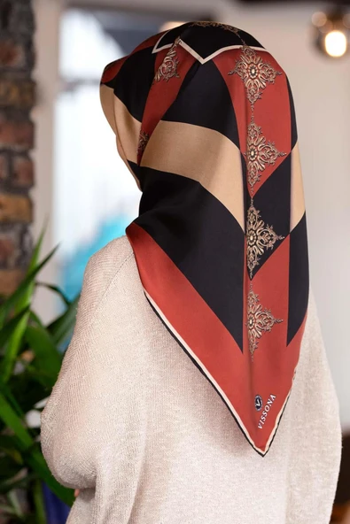 %100 Twill İpek Geometrik ve Barok Desenli Taba - Siyah Renkli 90x90 Eşarp Dikim Şekli : El Dikişi ürün görseli 1