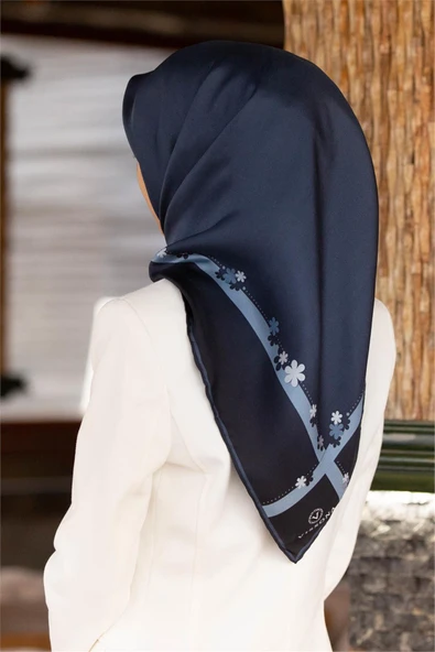 %100 Twill İpek Kenar Motifi Çiçek Desenli İndigo - Lacivert Renkli 90x90 Eşarp Dikim Şekli : El Dikişi ürün görseli 1
