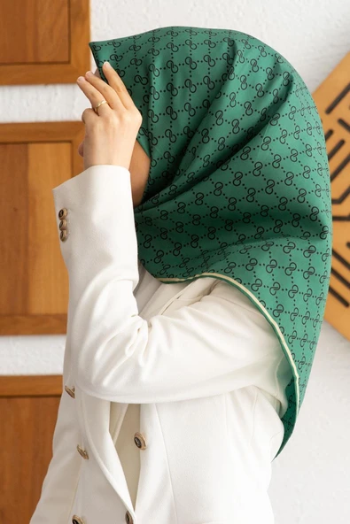 %100 Twill İpek Geometrik Desenli Zümrüt Yeşili Renkli 90x90 Eşarp Dikim Şekli : El Dikişi ürün görseli 1