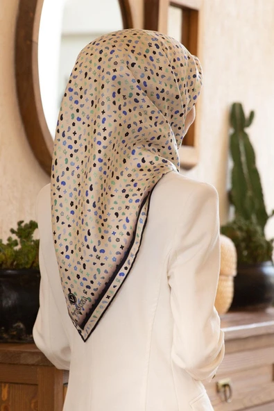 %100 Twill İpek Çıtır Desenli Krem - Lacivert Renkli 90x90 Eşarp Dikim Şekli : El Dikişi ürün görseli 1