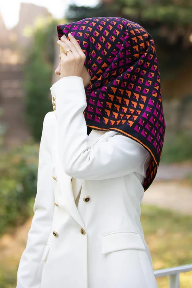 %100 Twill İpek Geometrik Desenli Fuşya - Turuncu Renkli 90x90 Eşarp Dikim Şekli : El Dikişi ürün görseli 1