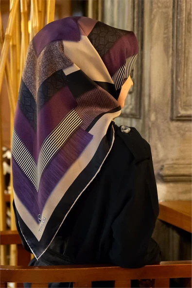 %100 Twill İpek Geometrik Desenli Mürdüm - Siyah Renkli 90x90 Eşarp Dikim Şekli : El Dikişi 8682027088586 ürün görseli 1