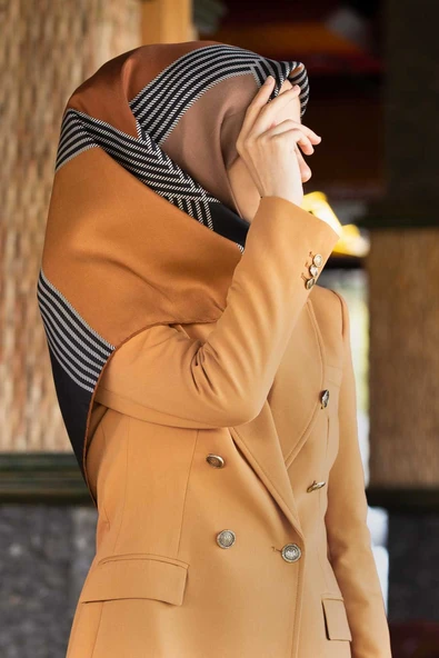 % 57 İPEK % 43 VİSKON Twill İpek Geometrik Desenli Hardal Renkli 90x90 Eşarp Dikim Şekli : El Dikişi ürün görseli 1