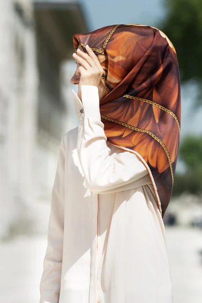 % 57 İPEK % 43 VİSKON Twill İpek Çiçek  Geometrik Desenli Taba Renkli 90x90 Eşarp Dikim Şekli : El Dikişi ürün görseli 1
