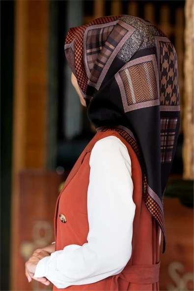 %100 Twill İpek Kazakayaklı Ve Ekose Desenli Taba - Siyah Renkli 90x90 Eşarp Dikim Şekli : El Dikişi ürün görseli 1