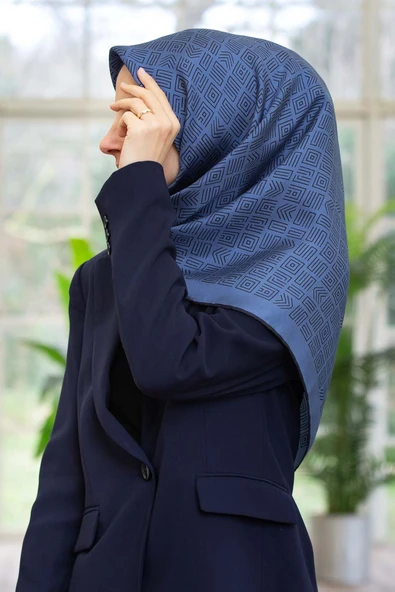 %57 İPEK %43 VİSKON Twill İpek Etnik Motif Desenli İndigo - Lacivert Renkli 90x90 Eşarp Dikim Şekli : El Dikişi ürün görseli 1