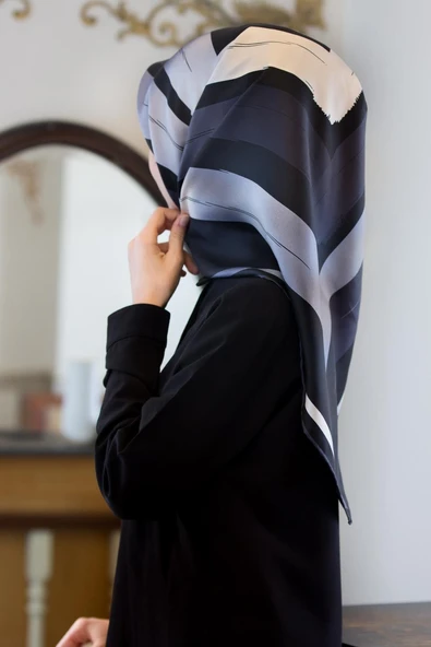 %100 Twill İpek Geometrik Fırça İzi Desenli Siyah - Gri Renkli 90x90 Eşarp Dikim Şekli : El Dikişi ürün görseli 1
