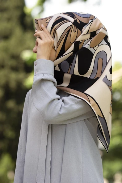% 57 İPEK % 43 VİSKON Twill İpek Geometrik Desenli Bej - Gri Renkli 90x90 Dikim Şekli : El Dikişi Eşarp ürün görseli 1