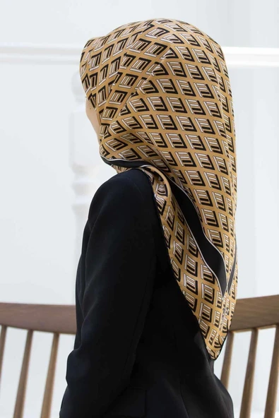 %100 Twill İpek Geometrik Desenli Gold- Siyah Renkli 90x90 Eşarp Dikim Şekli : El Dikişi ürün görseli 1