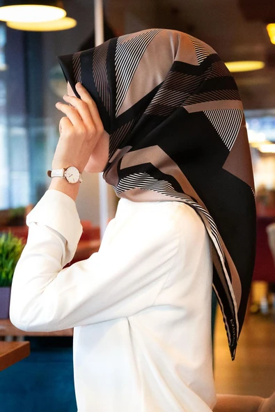 %100 Twill İpek Geometrik Desenli Bej - Siyah Renkli 90x90 Eşarp Dikim Şekli : El Dikişi ürün görseli 1