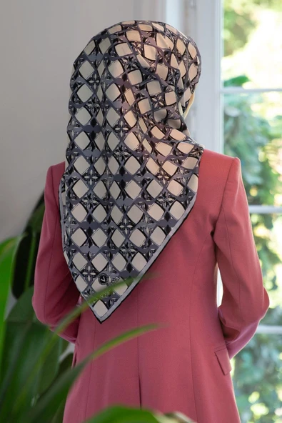 %100 Twill İpek Geometrik Desenli Krem - Gri Renkli 90x90 Eşarp Dikim Şekli : El Dikişi ürün görseli 1