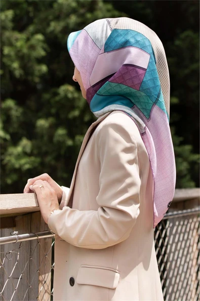%100 Twill İpek Kazayaklı Ve Geometrik Desenli Pembe - Su Yeşili Renkli 90x90 Eşarp Dikim Şekli : El Dikişi ürün görseli 1