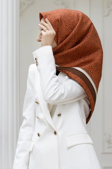 %100 Twill İpek Leopar Desenli Taba - Kahverengi Renkli 90x90 Eşarp Dikim Şekli : El Dikişi ürün görseli 1