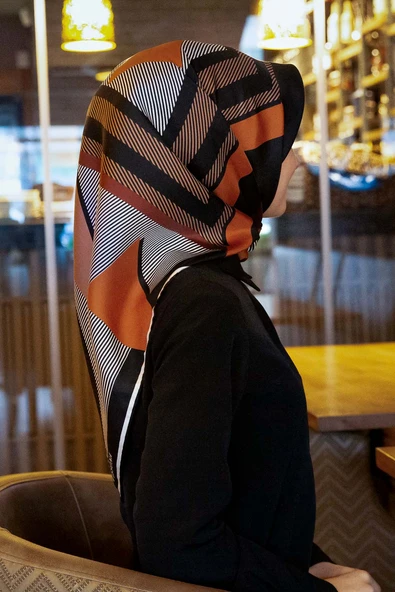 %100 Twill İpek Geometrik Desenli Taba - Siyah Renkli 90x90 Eşarp Dikim Şekli : El Dikişi ürün görseli 1