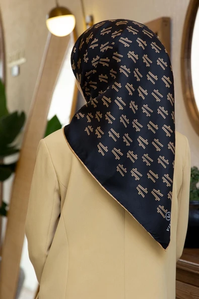 %100 Twill İpek Geometrik Desenli Siyah - Gold Renkli 90x90 Eşarp Dikim Şekli : El Dikişi ürün görseli 1