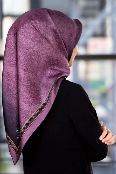 % 57 İPEK % 43 VİSKON Twill Barok Desenli Lila Renkli 90x90 Eşarp Dikim Şekli: El Dikişi ürün görseli 1
