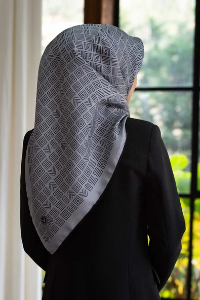 %57 İPEK %43 VİSKON Twill İpek Etnik Motif Desenli Gri - Siyah Renkli 90x90 Eşarp Dikim Şekli : El Dikişi ürün görseli 1