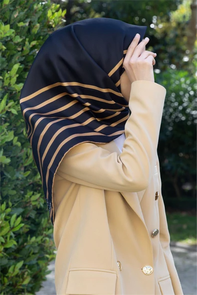 %100 Twill İpek Çizgili Desenli Siyah - Gold Renkli 90x90 Eşarp Dikim Şekli : El Dikişi ürün görseli 1