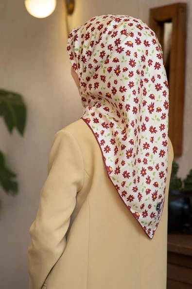 %100 Twill İpek Papatya Desenli Krem - Kırmızı Renkli 90x90 Eşarp Dikim Şekli : El Dikişi ürün görseli 1