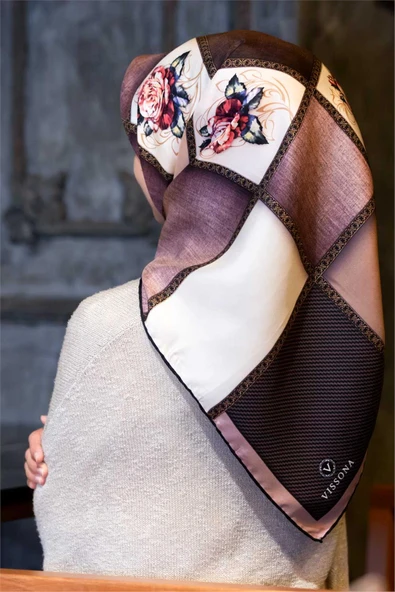 %100 Twill İpek Dokulu Çiçekli Ve Geometrik Desenli Pudra - Bej Renkli 90x90 Eşarp Dikim Şekli : El Dikişi ürün görseli 1