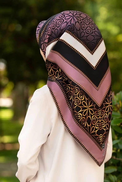 %100 Twill İpek Zincir Desenli Pudra - Krem Renkli 90x90 Eşarp Dikim Şekli : El Dikişi ürün görseli 1