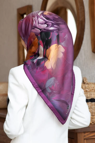 %100 Twill İpek Dumanlı Çiçek Desenli Mürdüm Renkli 90x90 Eşarp Kenar Dikiş Şekli El Dikişli ürün görseli 1
