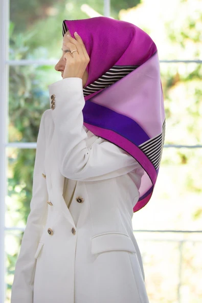 %100 Twill İpek Çizgili ve Geometrik Desenli Fuşya - Mor Renkli 90x90 Eşarp Dikim Şekli : El Dikişi ürün görseli 1