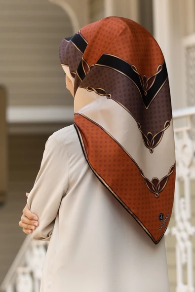 % 57 İPEK % 43 VİSKON Twill İpek Puantiyeli Ve Geometrik Desenli Taba - Vizon Renkli 90x90 Eşarp Dikim Şekli : El Dikişi ürün görseli 1