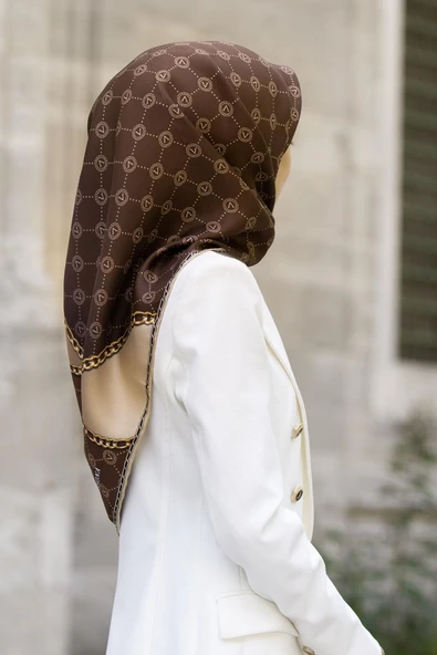%100 Twill İpek Zincirli Ve Monogram Desenli Sütlü Kahve - Bej Renkli 90x90 Eşarp Dikim Şekli : El Dikişi ürün görseli 1