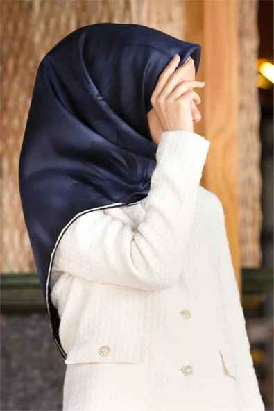 100% Twill İpek Çiçek Desenli Lacivert Renkli 90x90 Dikim Şekli : El Dikişi Eşarp ürün görseli 1