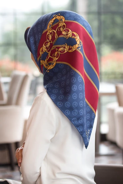 %100 Twill İpek Monogramlı Ve Barok Desenli İndigo - Bordo Renkli 90x90 Eşarp Dikim Şekli : El Dikişi ürün görseli 1