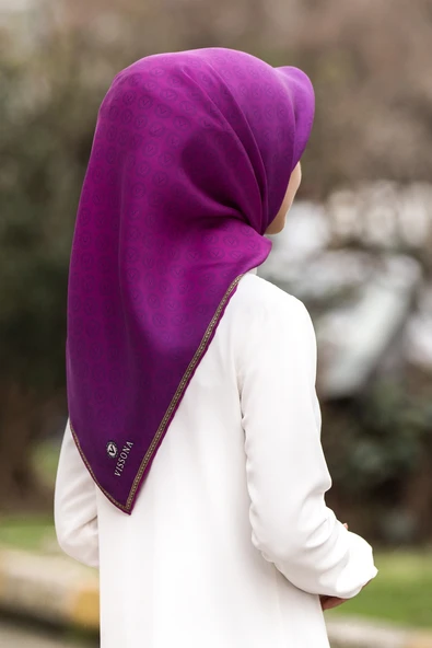 %100 Twill İpek Monogram Desenli Mürdüm Renkli 90x90 Eşarp Dikim Şekli : El Dikişi ürün görseli 1