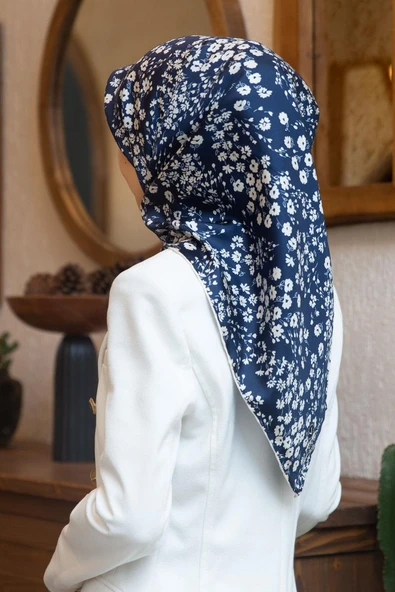 %100 Twill İpek Çıtır Çiçek Desenli Lacivert - Krem Renkli 90x90 Eşarp Dikim Şekli : El Dikişi ürün görseli 1