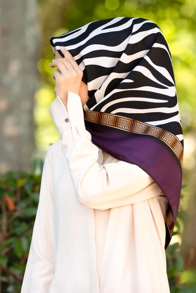 %100 Twill İpek Zebra Desenli Mürdüm - Gold Renkli 90x90 Eşarp Dikim Şekli : El Dikişi ürün görseli 1