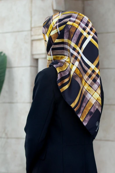 %100 Twill İpek Ekose Desenli Siyah - Gold  Renkli 90x90 Eşarp Kenar Dikiş Şekli El Dikişli ürün görseli 1