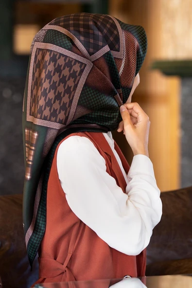 %100 Twill İpek Kazakayaklı Ve Ekose Desenli Zümrüt Yeşili - Siyah Renkli 90x90 Eşarp Dikim Şekli : El Dikişi ürün görseli 1