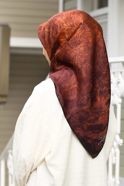 % 57 İpek % 43 Viskon Twill İpek Degradeli Yaprak  Desenli Taba Renkli 90x90 Eşarp Dikim Şekli : El Dikişi ürün görseli 1