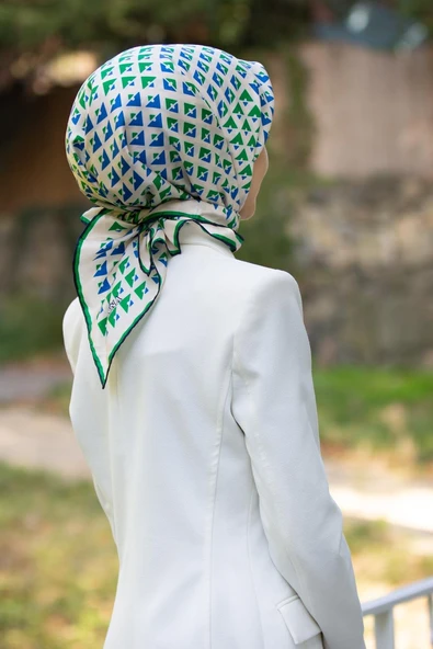 %100 Twill İpek Geometrik Desenli Benetton Yeşili - Saks Renkli 90x90 Eşarp Dikim Şekli : El Dikişi ürün görseli 1